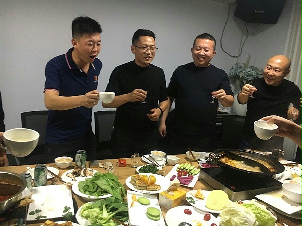 集体喝酒照片