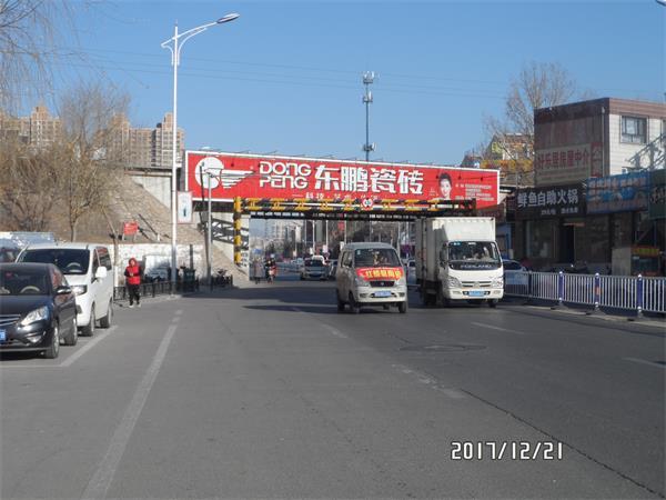 张家口工业街铁路户外桥体什么翻广告牌